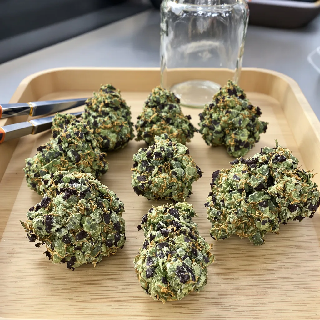 China Yunnan 65% indica / 35% sativa flower with visible trichomes